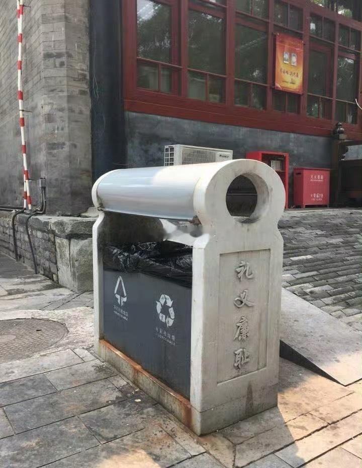 车主卖车，过户之后没有通知新车主就把这车的商业保险给退了，结果新车主发生交通事故
