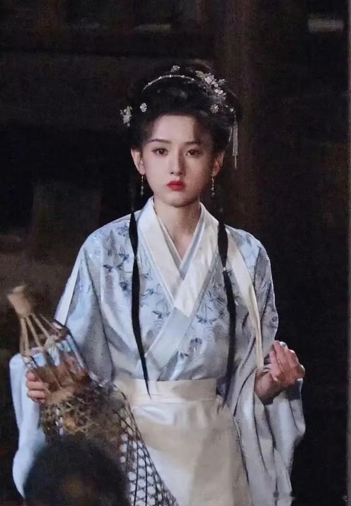 表妹万福宋祖儿很萌，但是额头这两缕刘海能不能梳上去，祖儿大光明发型那么好看。​