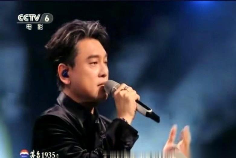 朱孝天一个人跑去“2026湾区升明月”晚会上唱了首《流星雨》。去年F4开演唱会