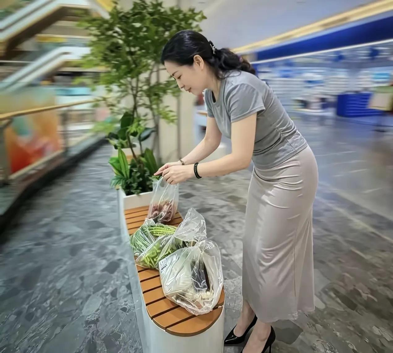 美女姐姐不仅身材匀称曼妙，风韵犹存，还是会过日子的人，有喜欢的吗？