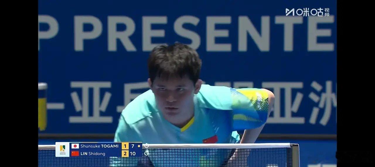 比赛中换衣服，是规则下的智慧，里约奥运会马龙0一2郑荣植，马龙换球衣回来赢了。巴