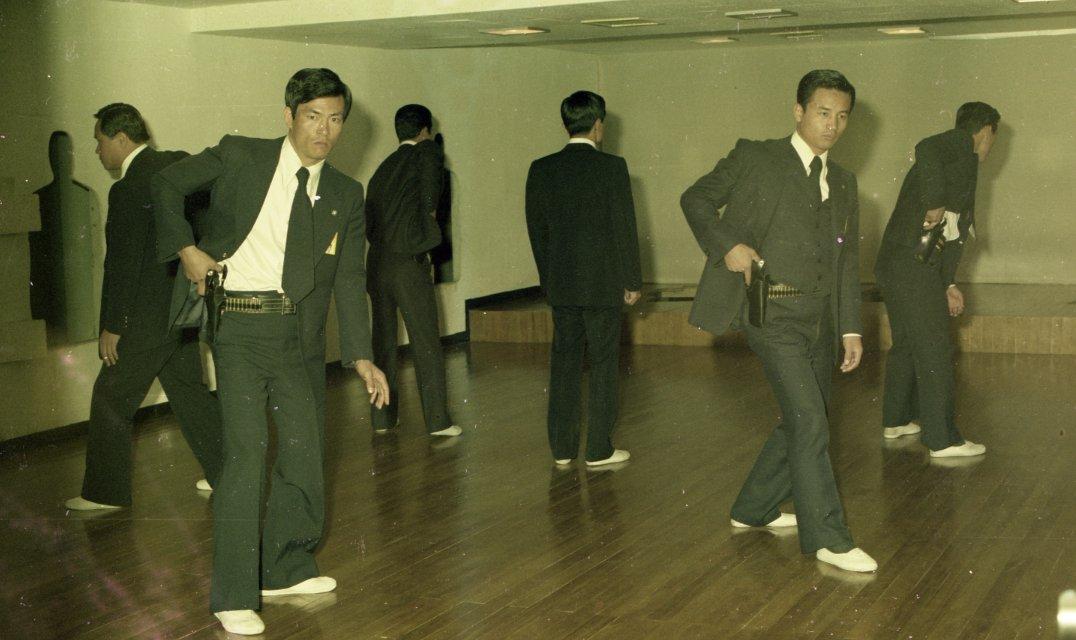 四张摄于1978年的老照片，照片中韩国总统安全保卫队成员身着正式的深色西装、白衬