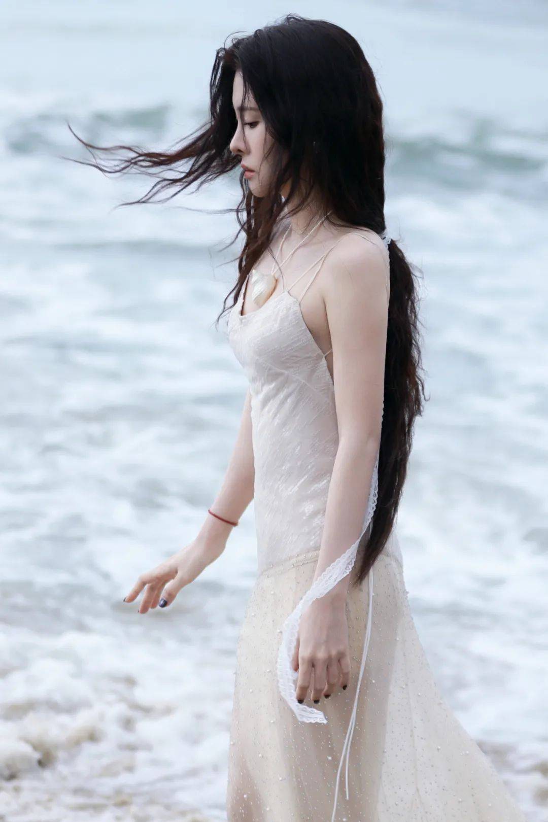 张碧晨海边绝美拍摄，穿吊带透纱裙，尽显曼妙身材 