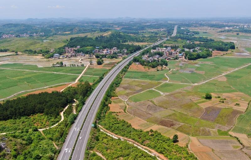 途经粤西茂名境内的国家级高速公路有沈海高速、包茂高速，以及一条规划中的深南高速。