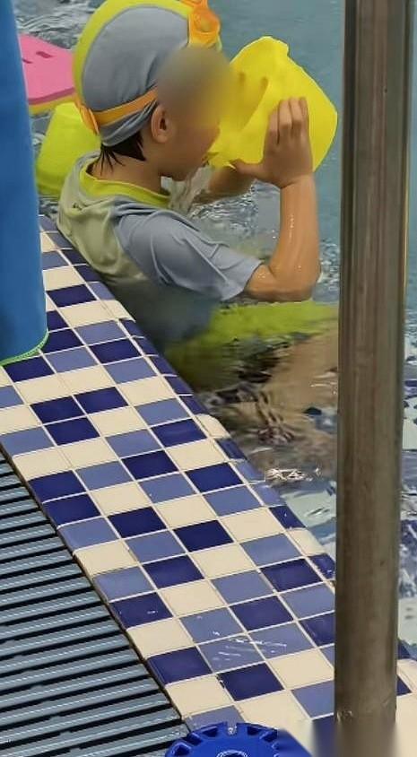 我跟你讲，这画面真的绝了。一个四岁半的小屁孩，在泳池里拿个塑料小桶，舀起一池子