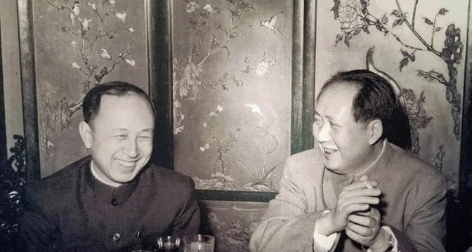 1956年，钱学森应邀参加国宴。他手拿请柬，竟怎么也找不到自己座位。突然，有人告
