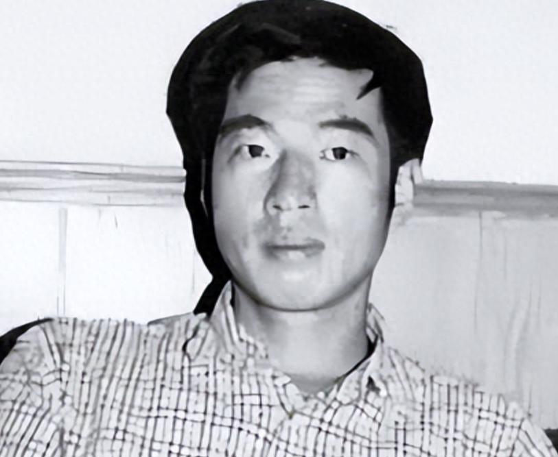 1998年4月22日，昆明圆通北路，一辆警车停在路边两天两夜，臭气熏天。清洁工凑