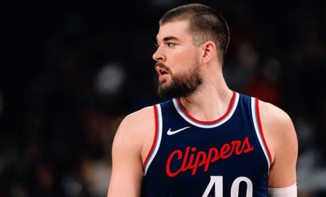 NBA常规赛，快船客场不敌骑士。快船记者更新动态：今日大洛上场11分钟正负值