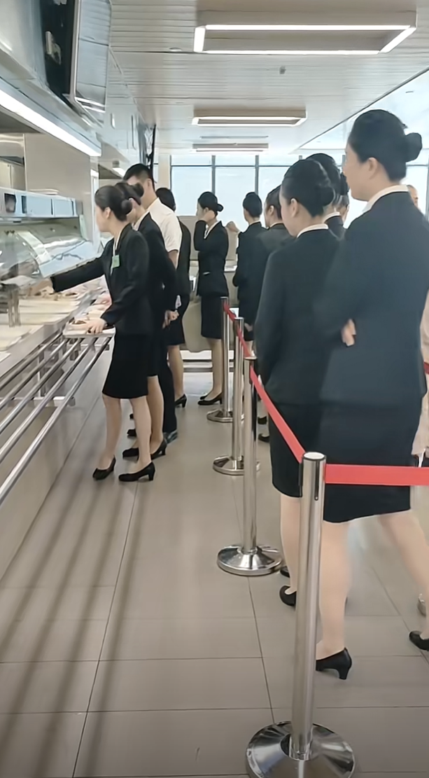 这些都是空姐么。突然见到这么多空姐，我都有点手忙脚乱了