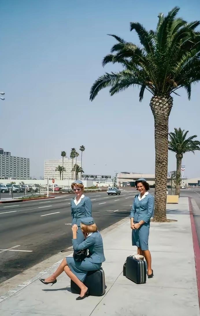 三个美国空姐下班了，看起来像等车。有车吗？来一辆…