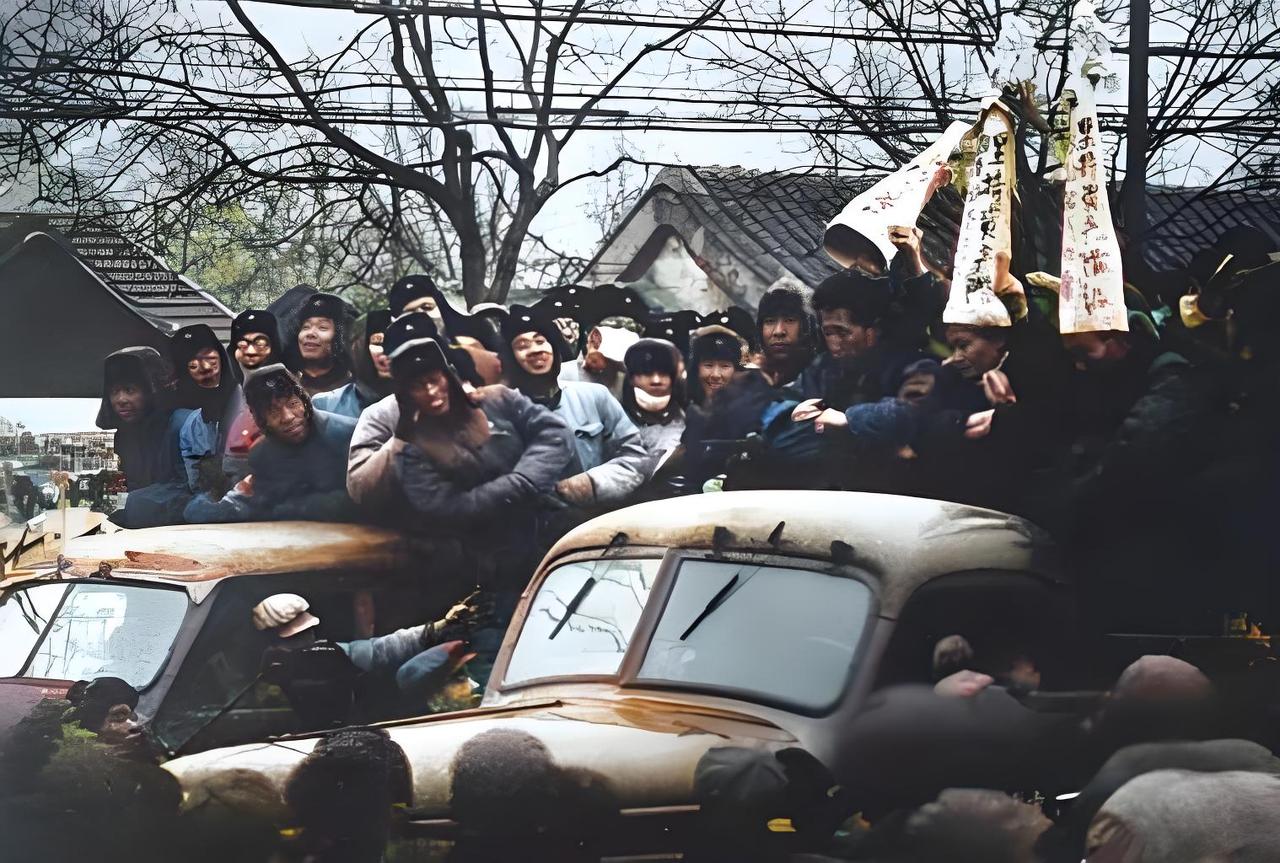 这张老照片里的场景可热闹了！你瞅街上挤了好多人，黑压压一片，不少人爬到老式汽车上