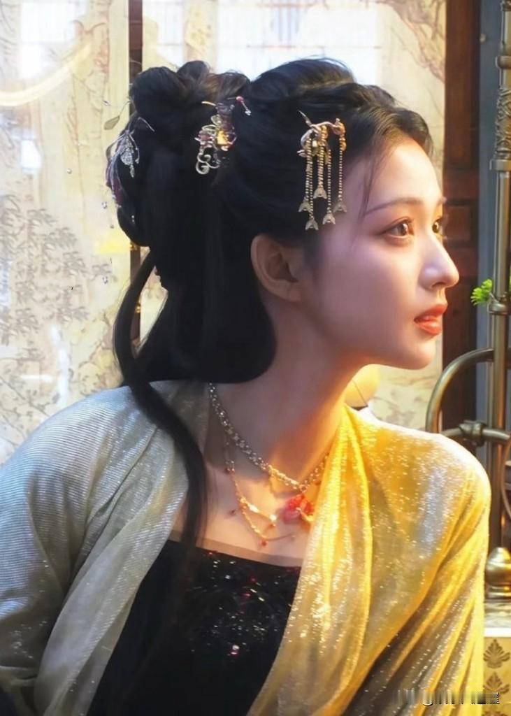 不出意外，王楚然一定会上热搜，不是妆容造型有多惊艳，而是第一次上春晚，往台上