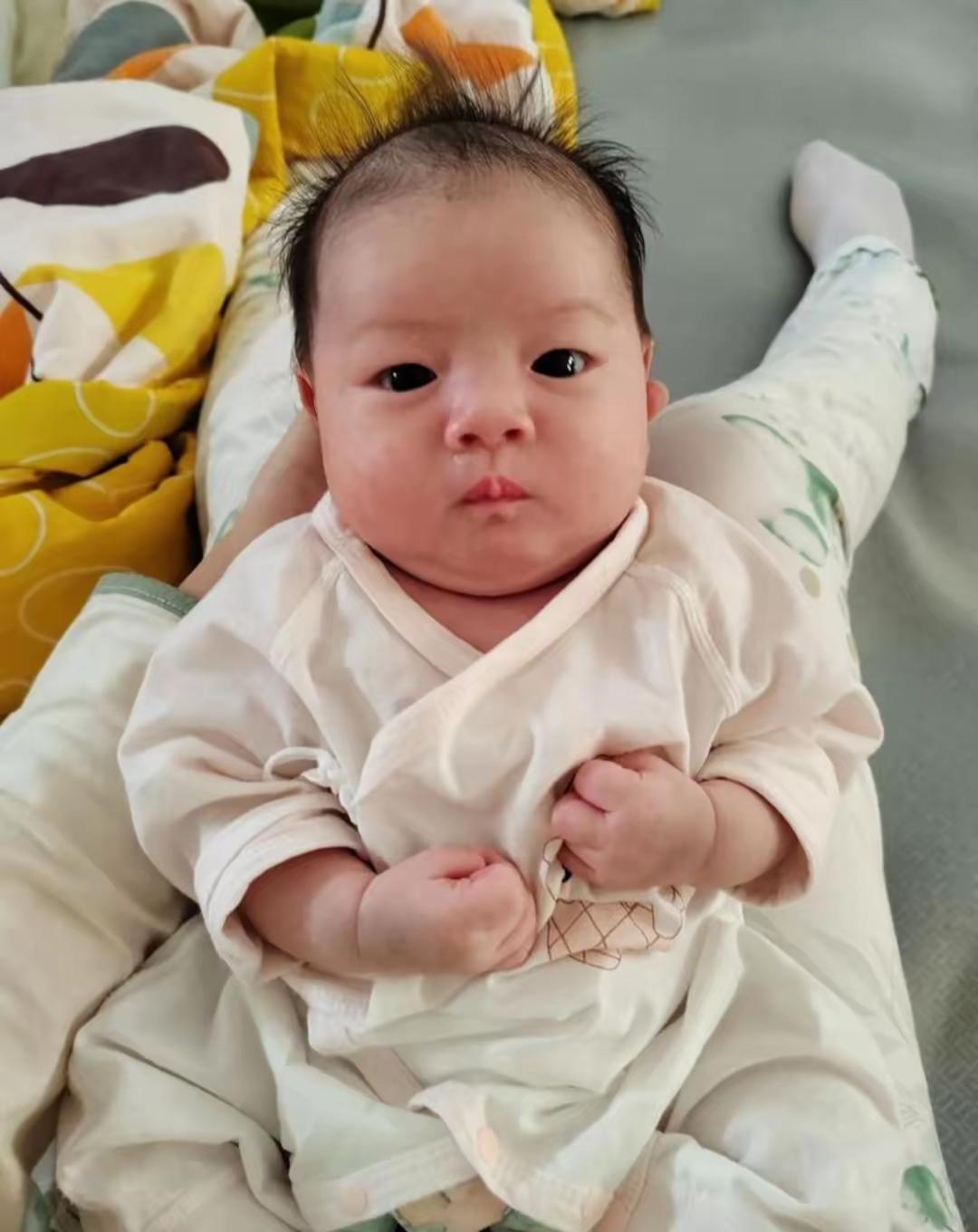 我姐真是想不开，偷偷又添了个三胎，大的16岁读高中，14岁的儿子上初中，最小的那