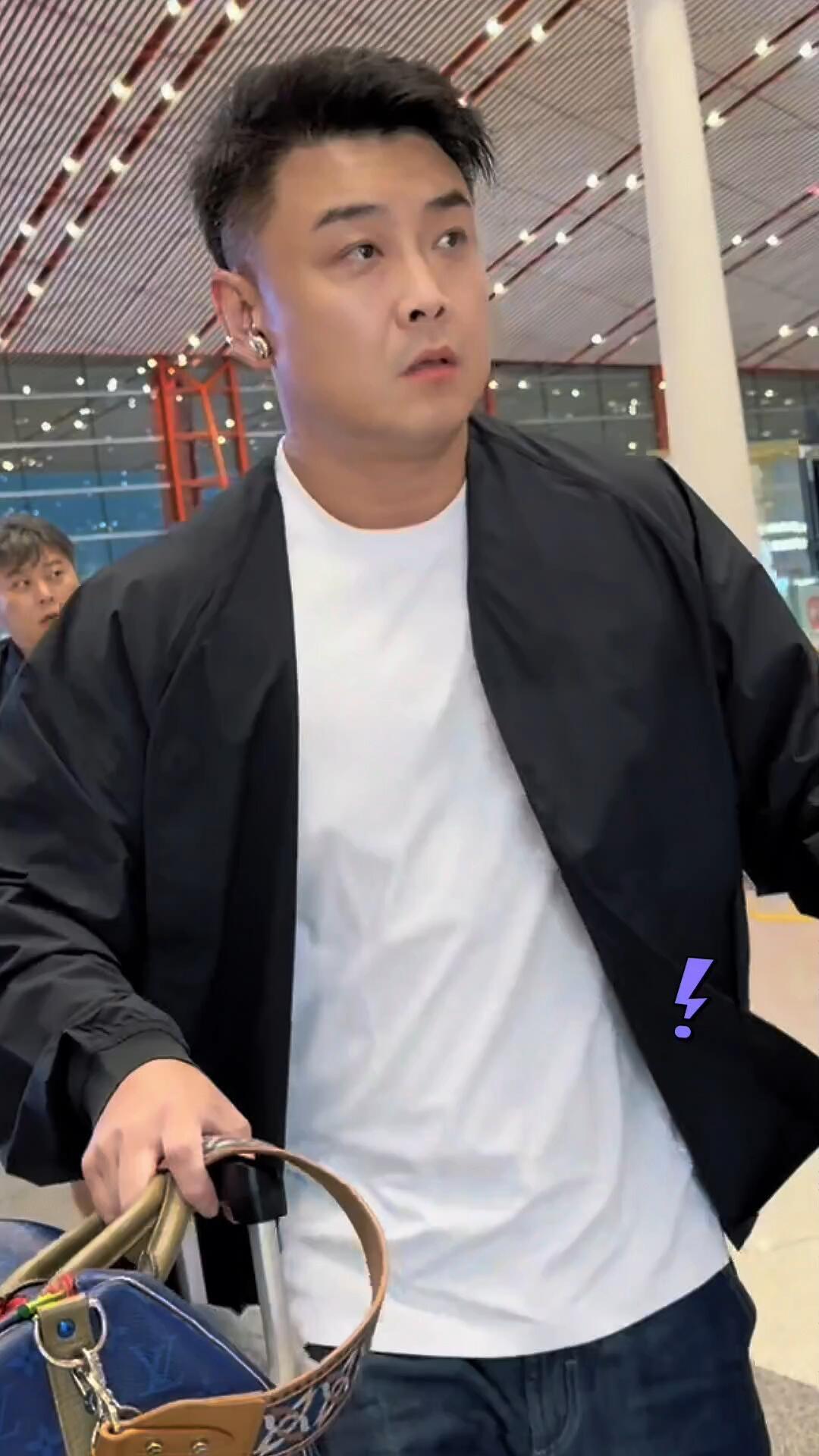 请记住王皓出发洛杉矶比赛前的状态，很精神，还给自己做了造型，很帅气！王皓这次出