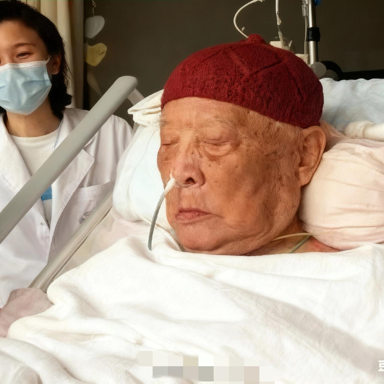 这是2009年，吕正操将军病重期间，一张罕见的留影，照片中的他半躺在病床上，医务