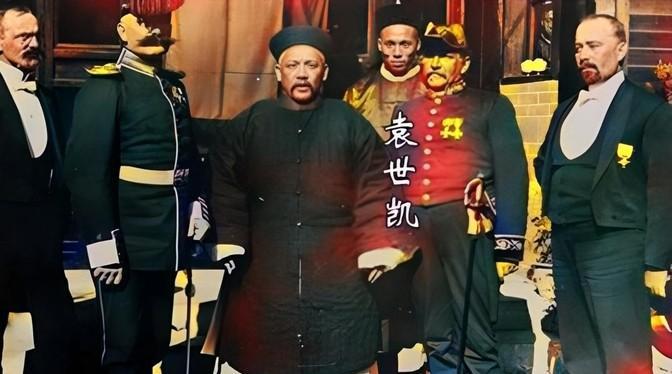 1914年的一天，袁世凯家守祖坟人惊慌跑到京城找袁世凯：家父坟侧长了一条紫藤，夜