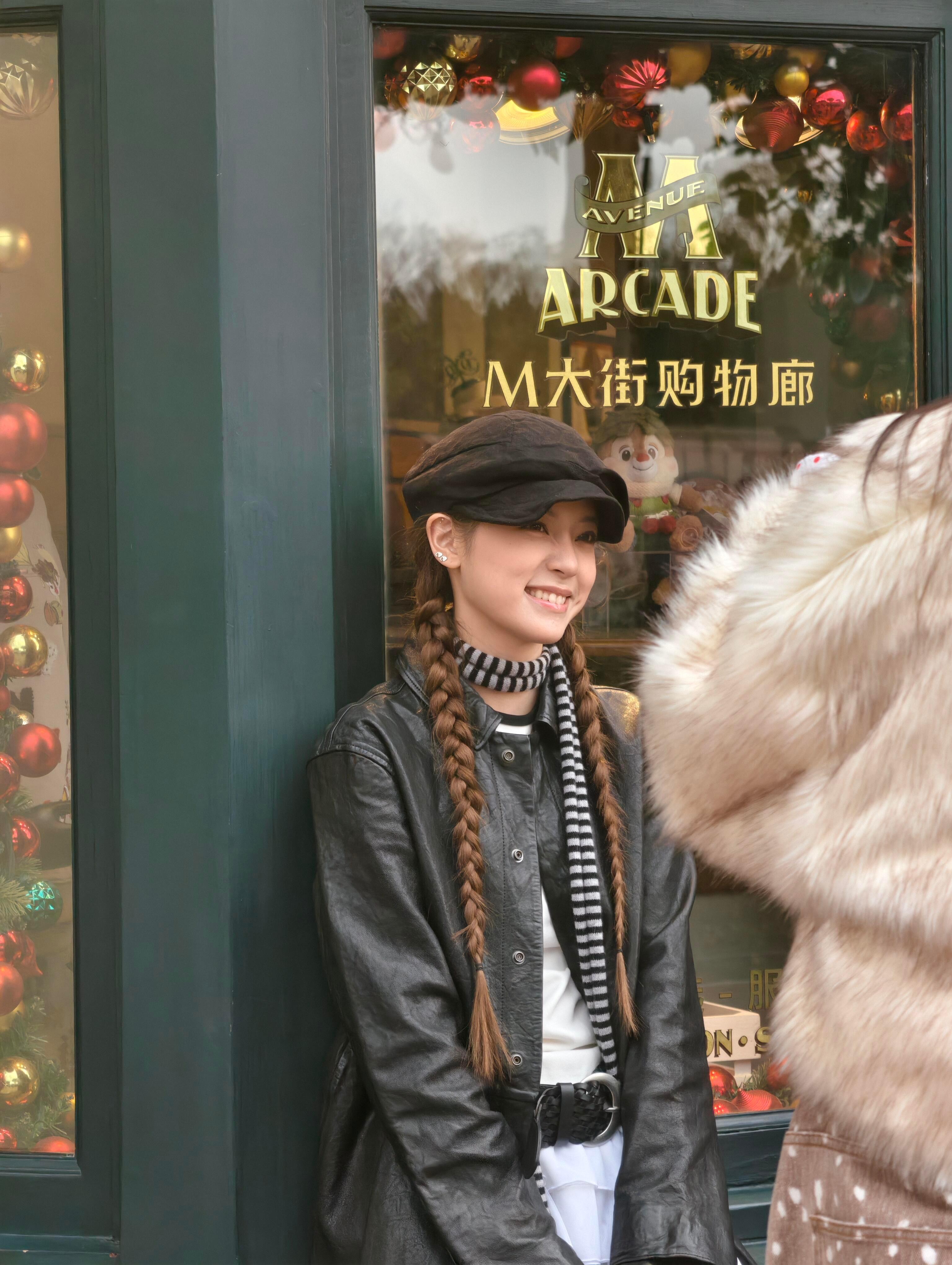 路人随手拍的欧阳娜娜迪士尼偶遇照，好漂亮啊路人随手拍的欧阳娜娜迪士尼偶遇照