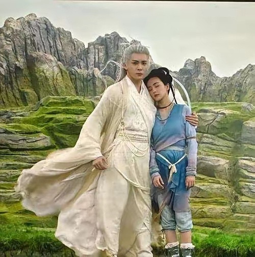 于正到底是咋让白鹿和曾舜晞穿上这个的呀？艾玛，看一次笑一次