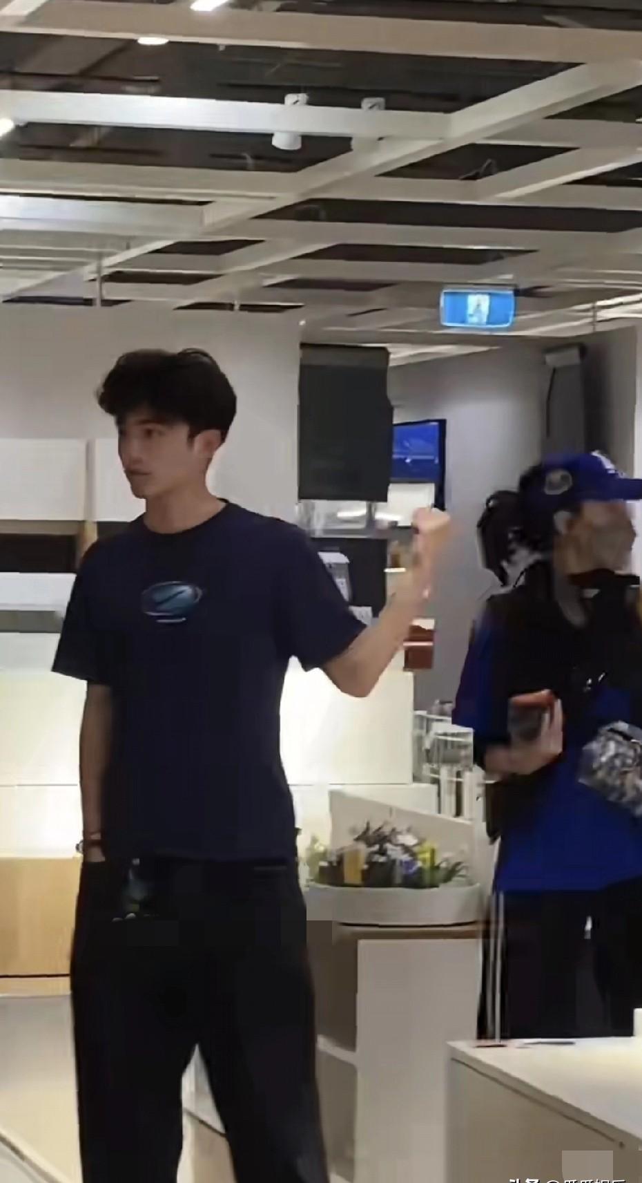 剑桥物理系录取通知书，被他当废纸扔了。就为了在澳洲玩摇滚。悉尼宜家，一个戴口