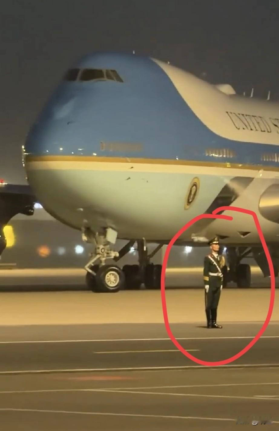  空军一号轰鸣下，仪仗兵站如松，纹丝不动，白宫记者都佩服！有谁注意到今晚空军