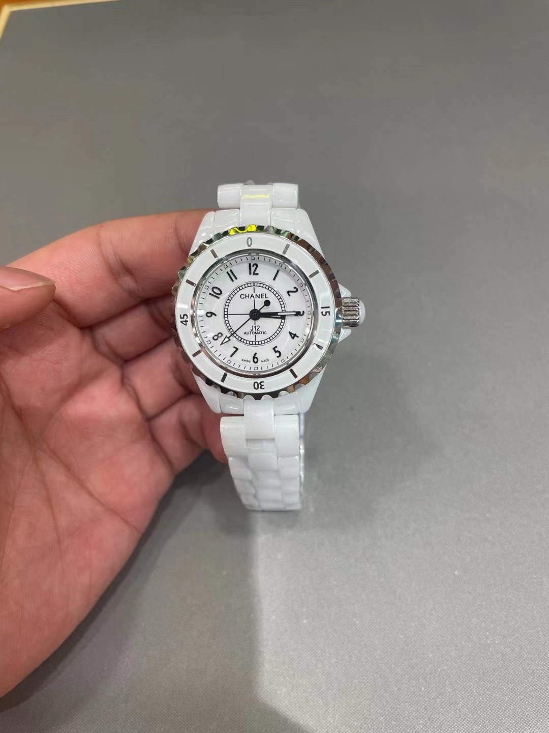 经典的白：香奈儿J12白色陶瓷腕表在腕表的世界里，香奈儿J12的白陶瓷腕表，是一个无法被忽略的经典标