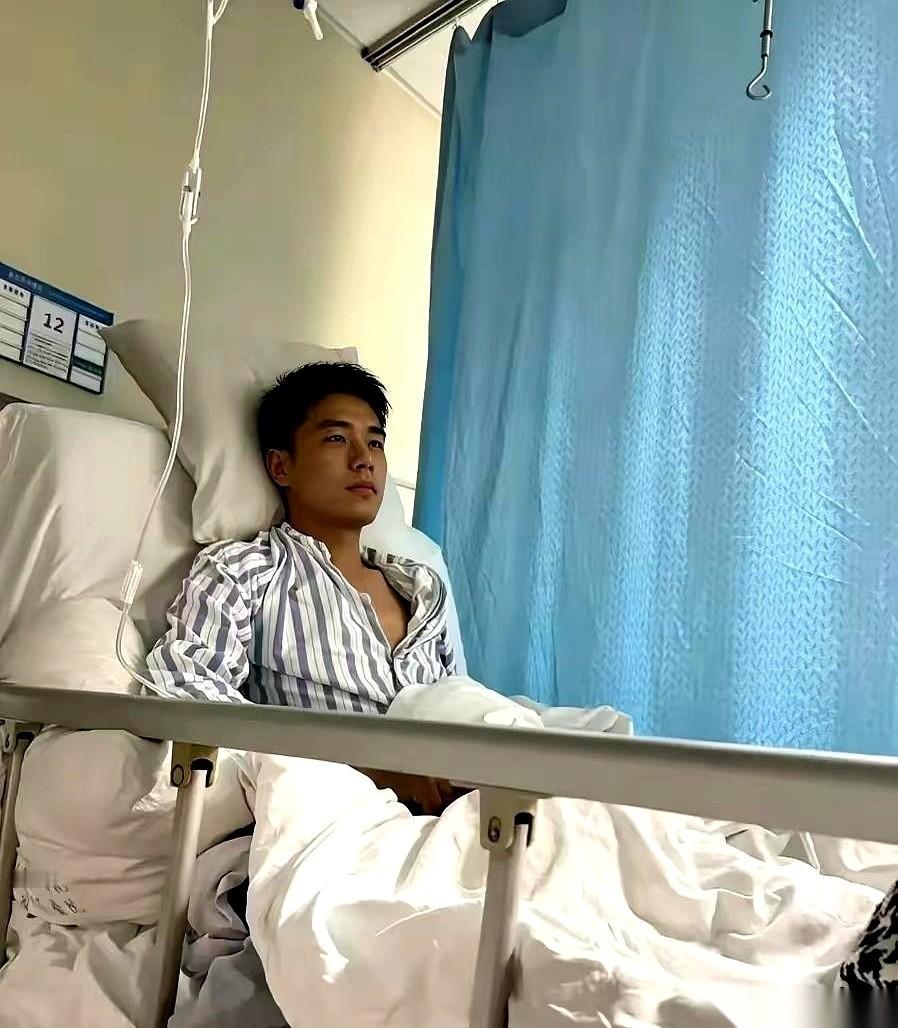 “爸爸妈妈都变成了猴子！”六岁儿子的童言，像刀子一样扎进了所有人的耳朵。不是玩笑