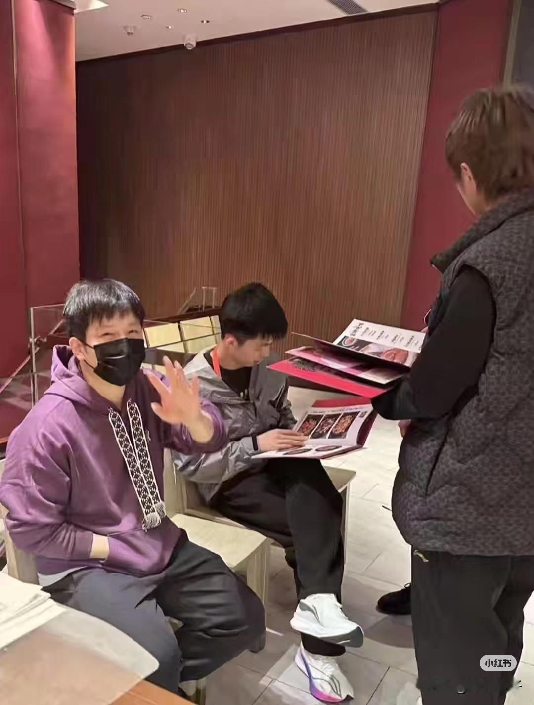 哇，原来樊振东这件衣服正面是这样子的呀，好看。樊振东、周恺、赵子豪在全运会期间