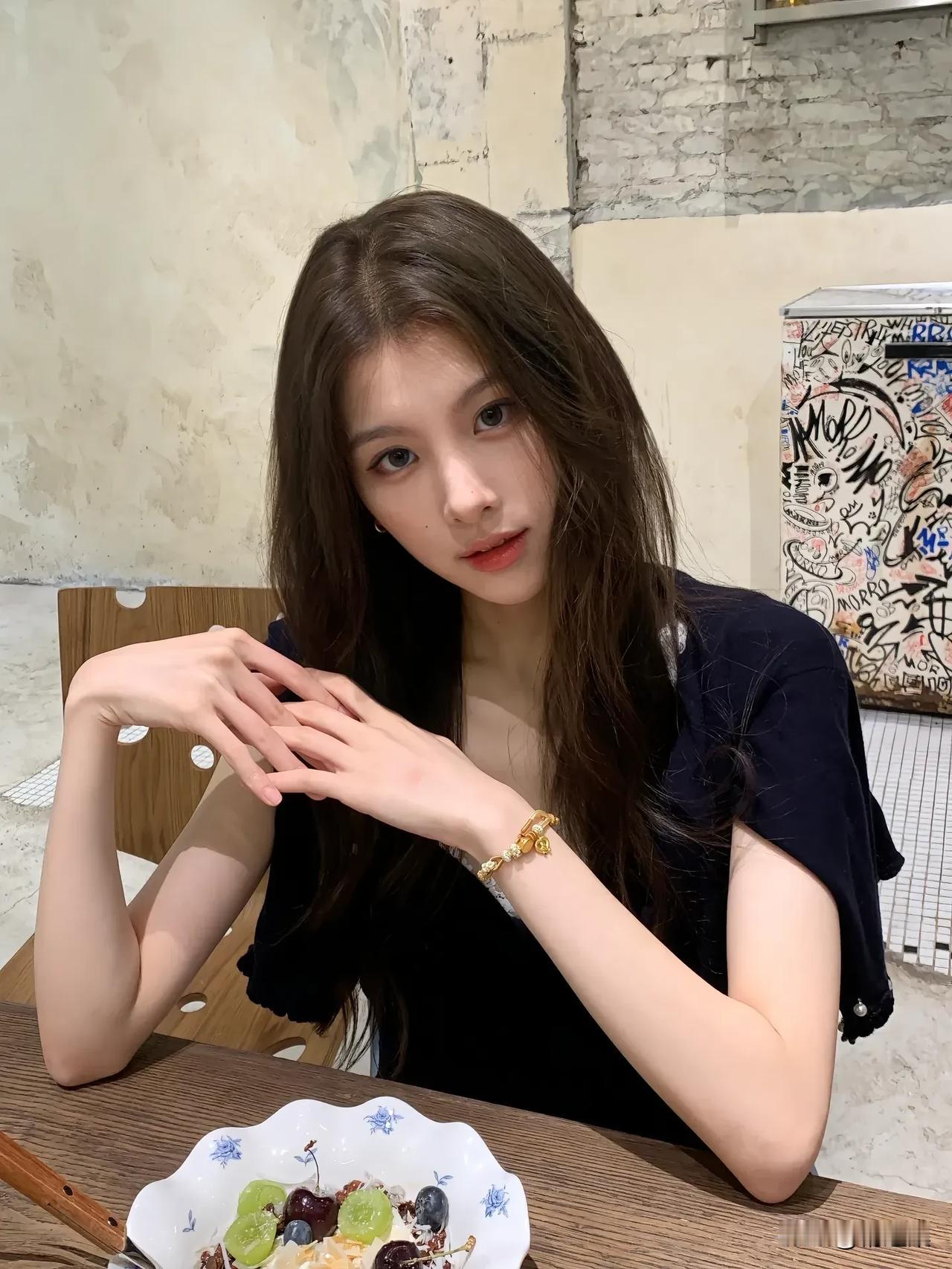 玉盘珍羞直万钱，满目春色满心间。