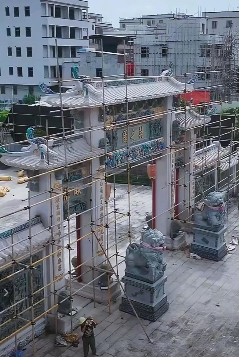 汕头的英之园开始拆了。英之园投了十几亿建成，而且还是当地的只要文化风俗建筑，可