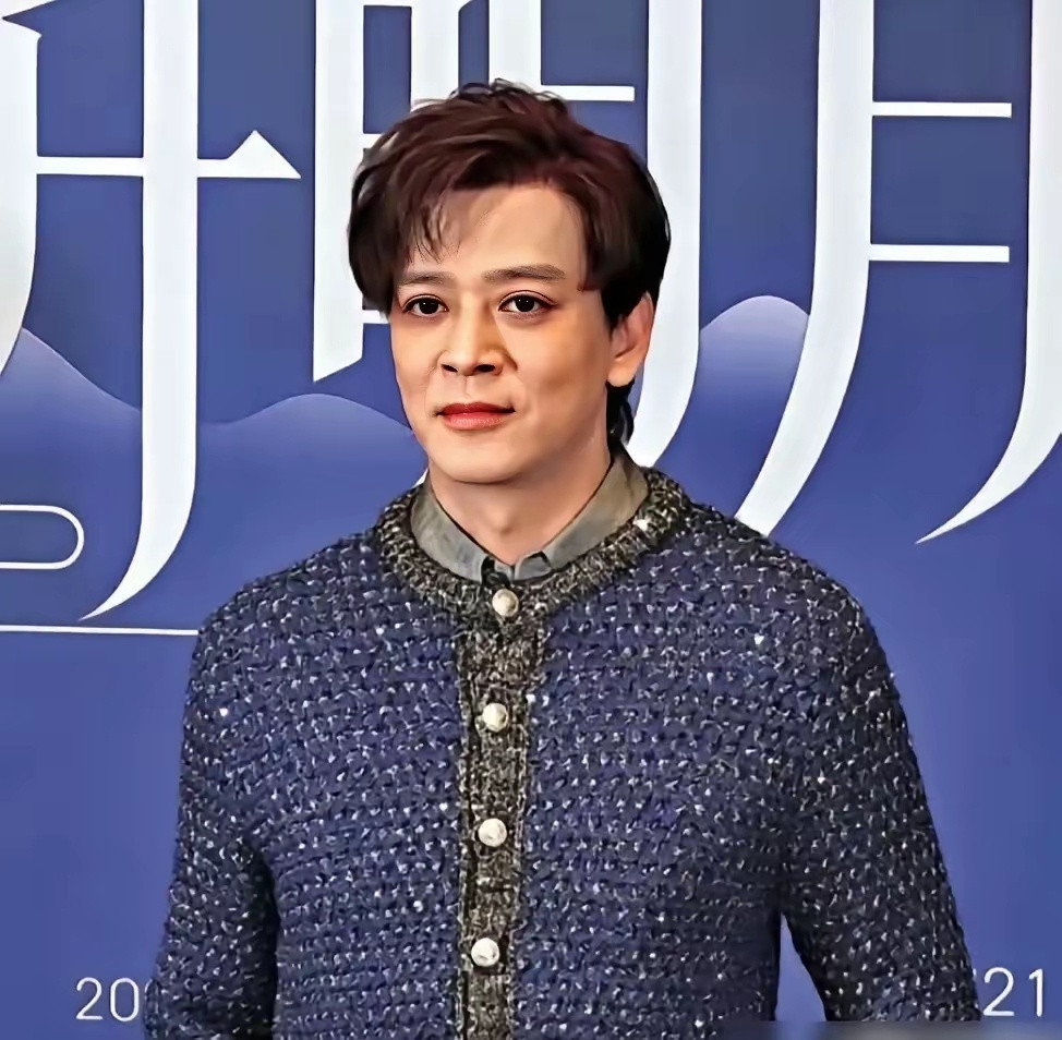 比谢霆锋帅，却没谢霆锋命好2000年左右的香港…乐坛…在一众新人里，陈晓东帅的很是突出，与同期的谢霆