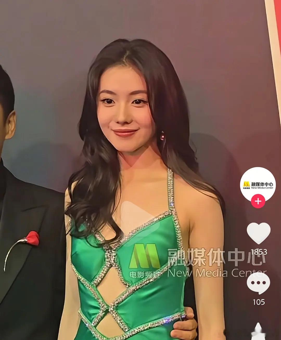 刘浩存翡翠塑为什么一笑脸上会有一个坑？是不是做医美失败了​​​