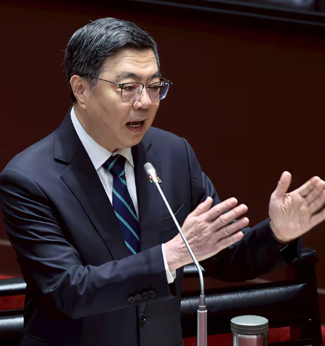 蓝营国民党的一些立委果然中计了，民进党卓荣泰坚持说自己包机去日本看棒球赛，就是希