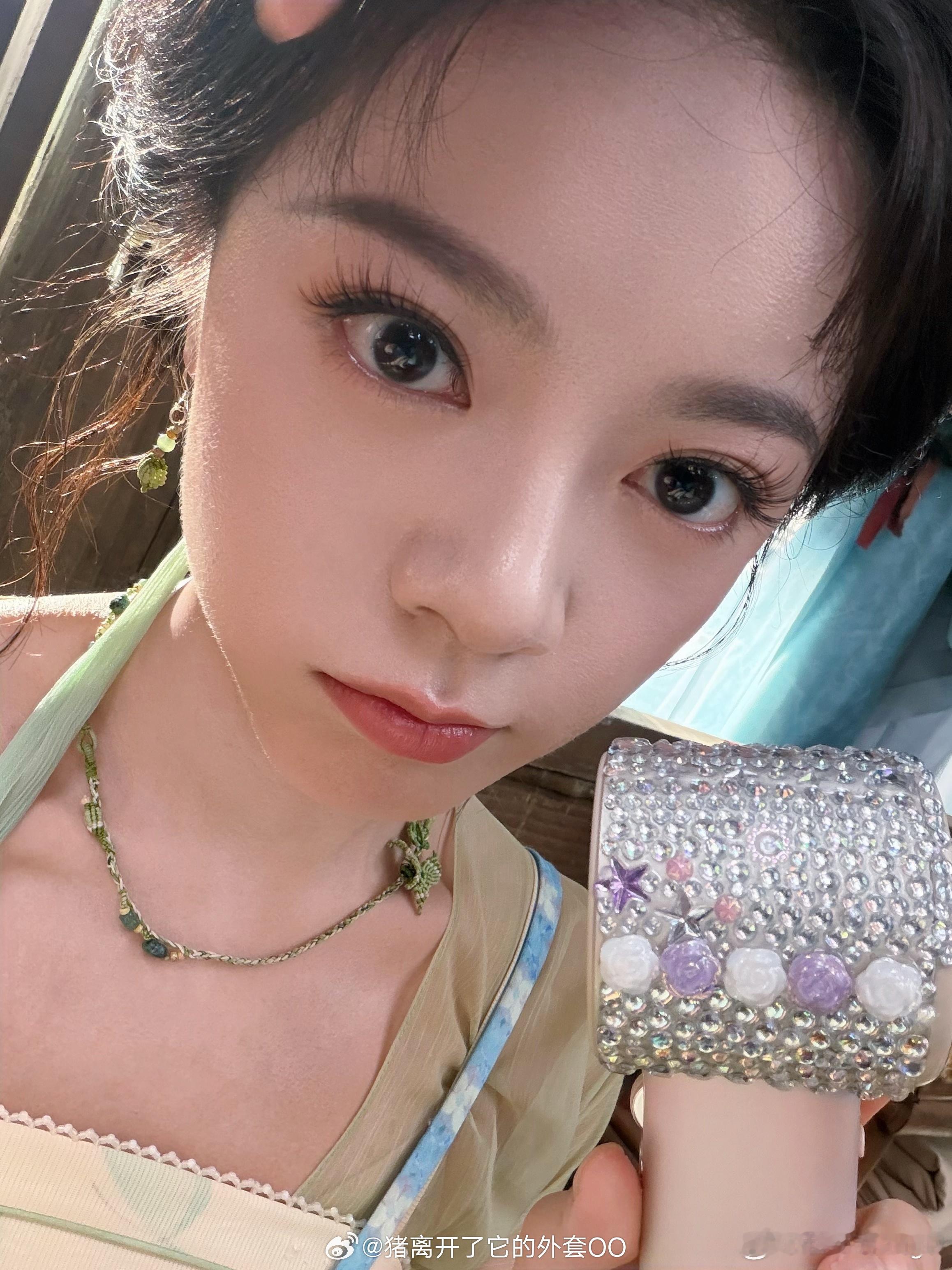 赵今麦最新营业自拍，好萌可御！！楚听雨大眼萌妹来得！！​​