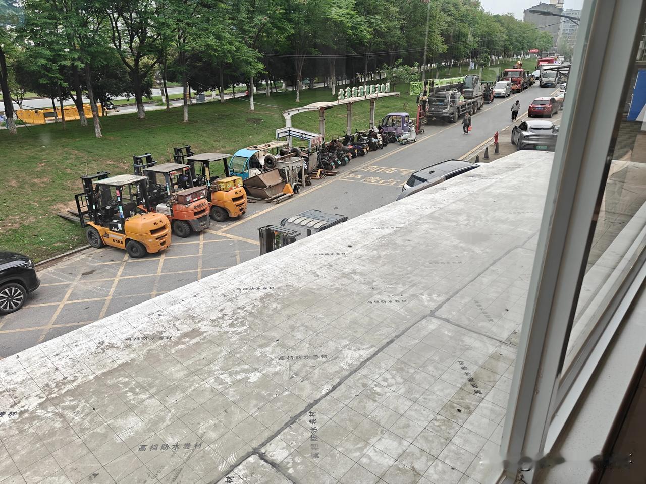 餐饮店装修，特别是有两层楼，需要做门头广告展示的，屋檐上方的这个防水。一定不要