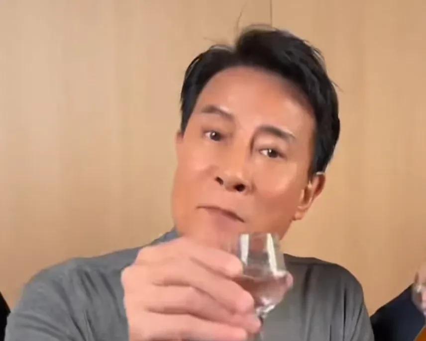 清纯玉女周慧敏的前绯闻男友刘锡明60岁近照越来越撞脸古天乐，曾经的刘锡明真的是帅