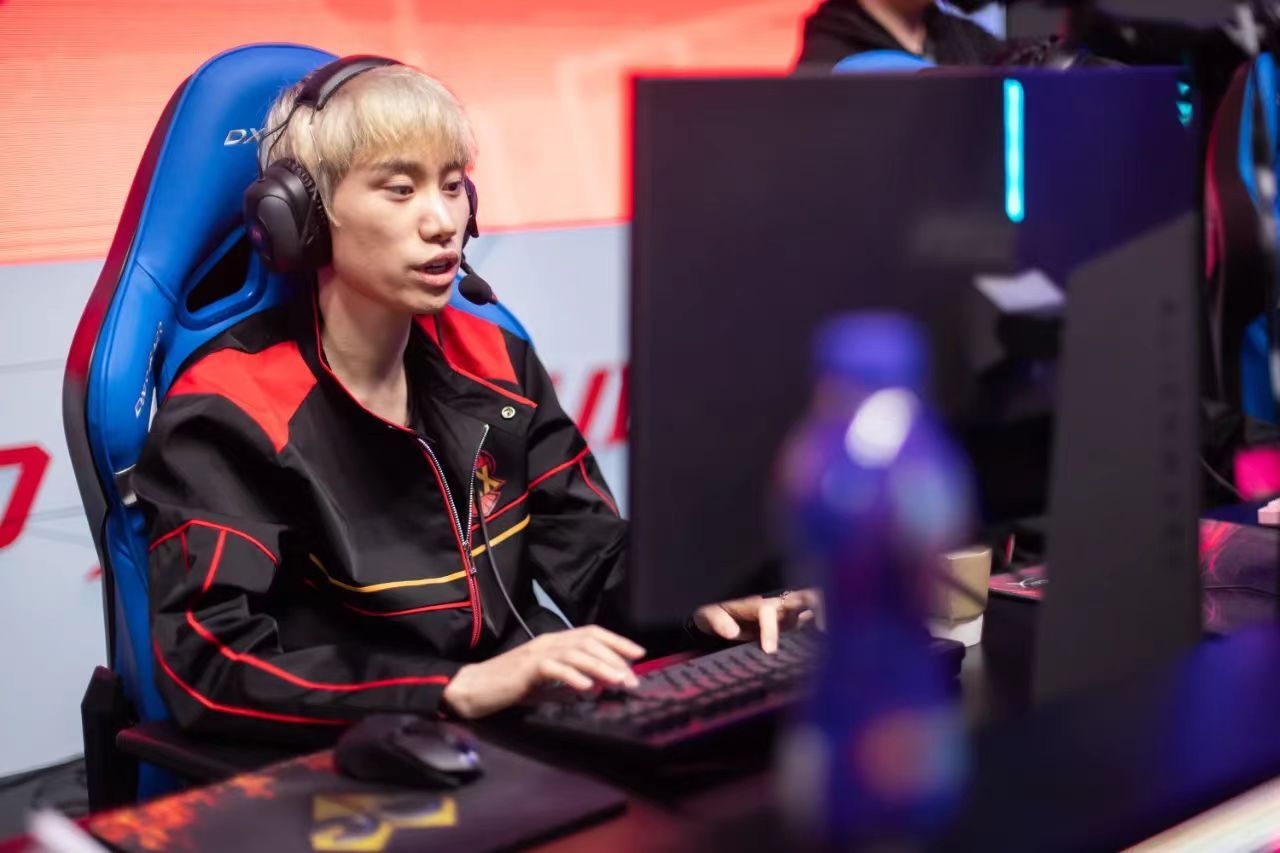 Doinb开打之前的那个表情是在请神吗哈哈哈，好好奇他请到自己心里的神了吗，但是