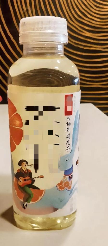 终于弄明白了！为什么一个大瓶饮料瓶盖，能把网友吓出一身冷汗。不是大家突然对瓶盖较