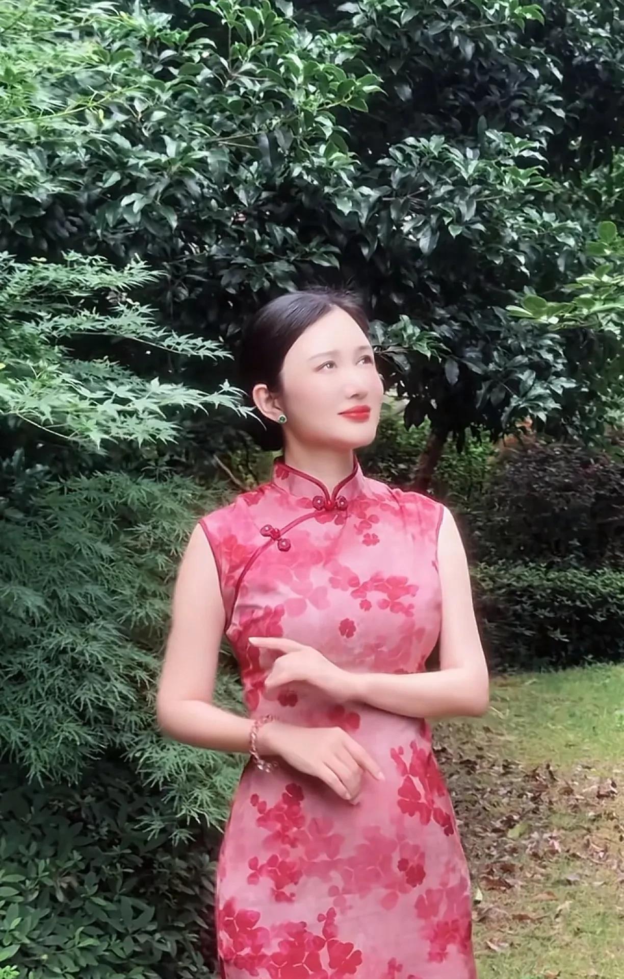 杜星霖生了四个，身材皮肤还这么好，厉害！抛开别的不说，就说颜值，她其实长得真的很