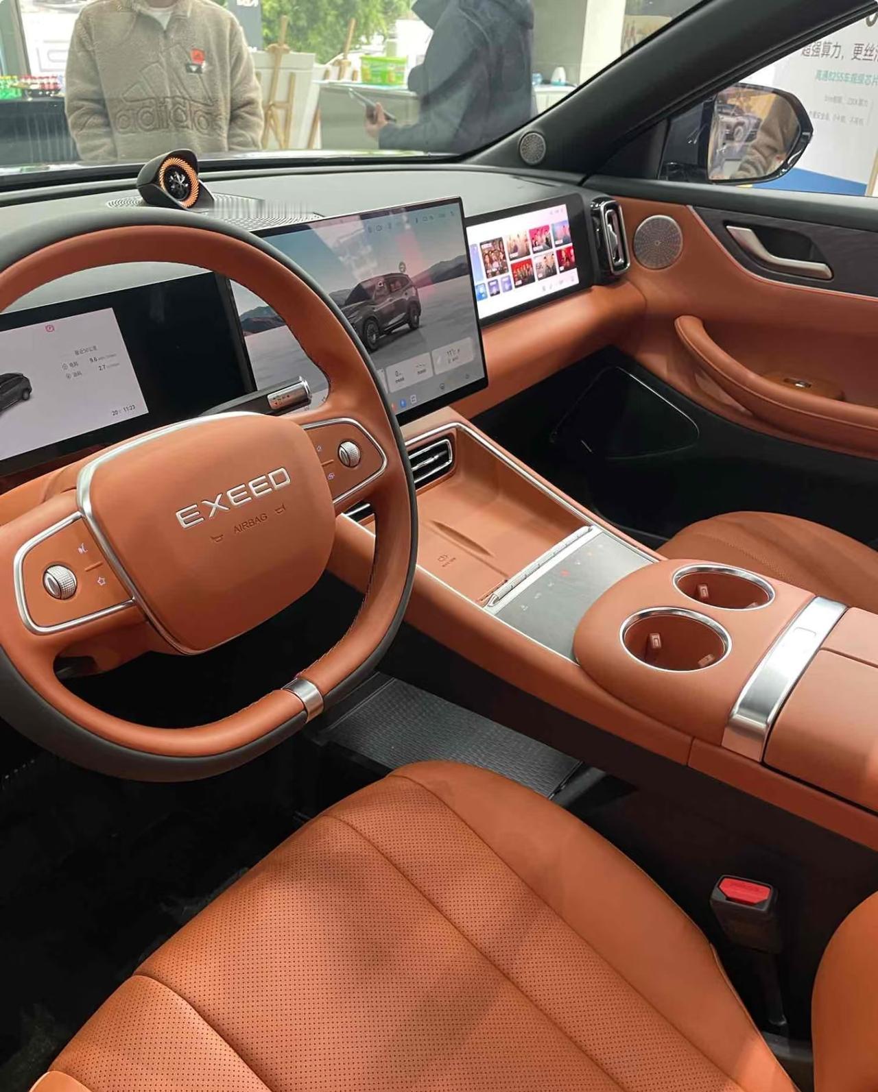 今天体验了朋友的新车星纪元Es，这是一台纯电轿跑，第一眼我就看中它的外观，有种运