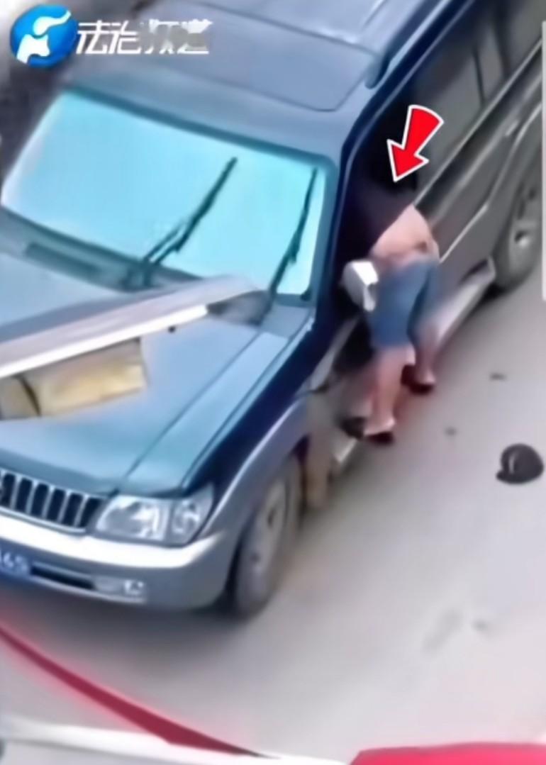 男子钻进驾驶室殴打司机，司机一脚油门把男子按在墙上摩擦，看着就生疼生疼啊！对现
