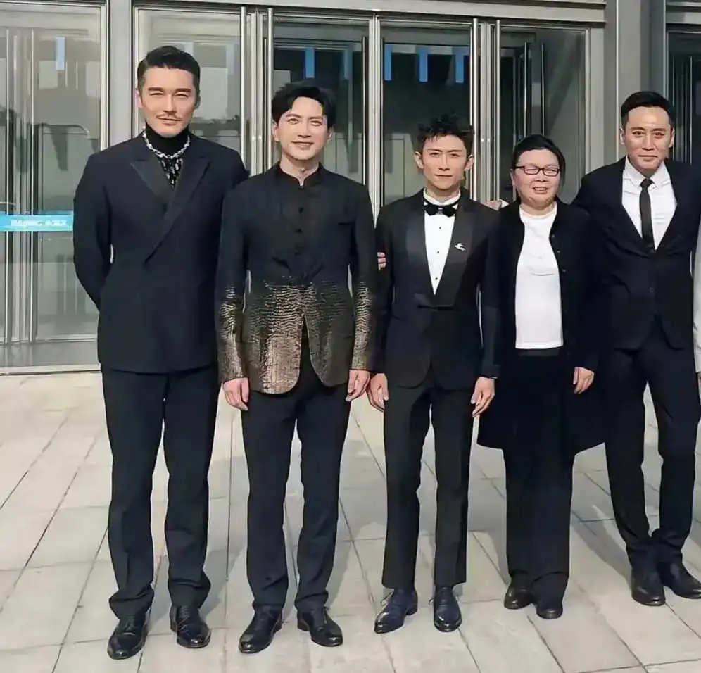 还有一个老嫂子叫啥？怎么挤进去的