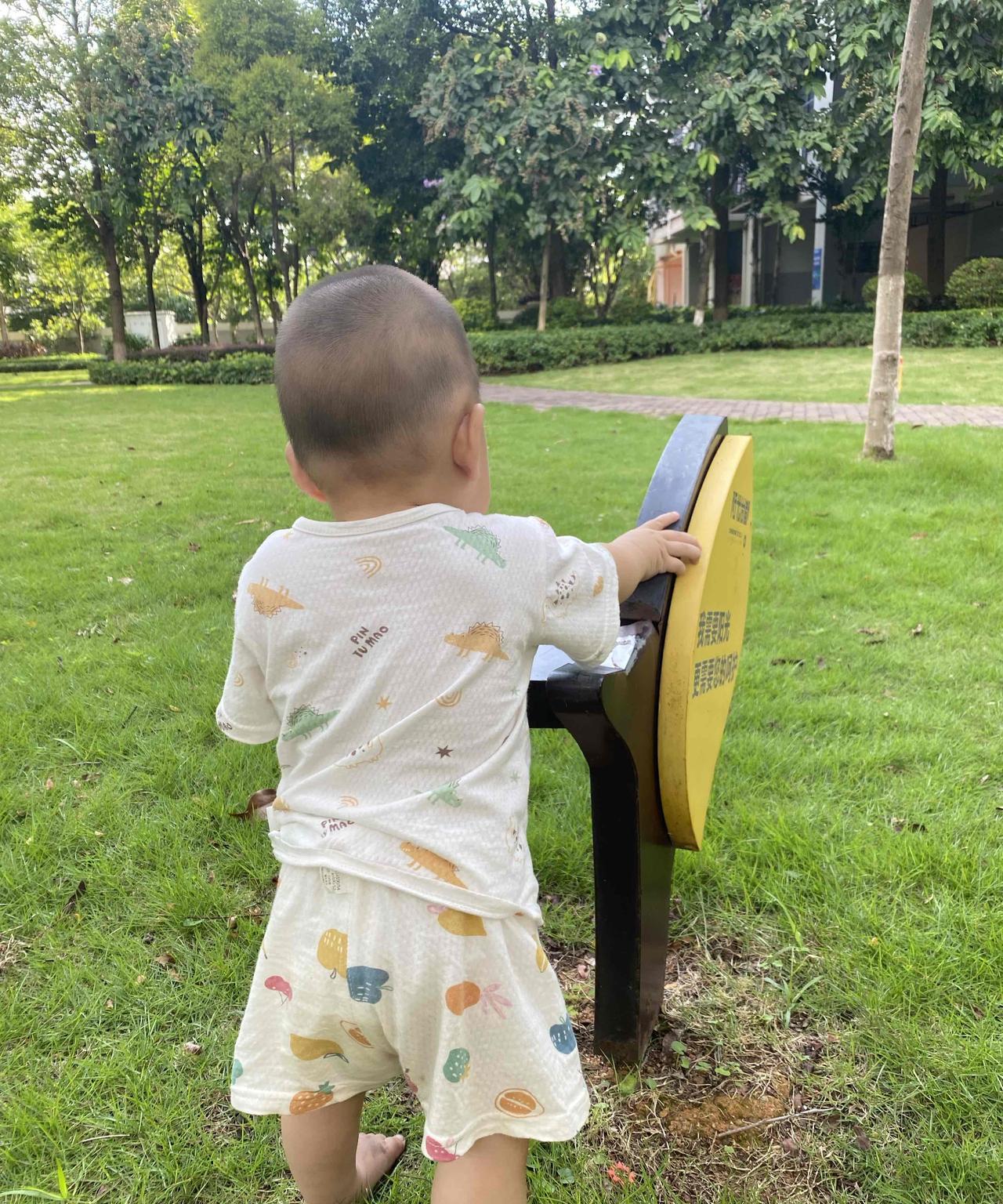 带娃以后才知道：1.宝宝会说话以后真的会有十万个为什么等着你。2.吃饭的时候