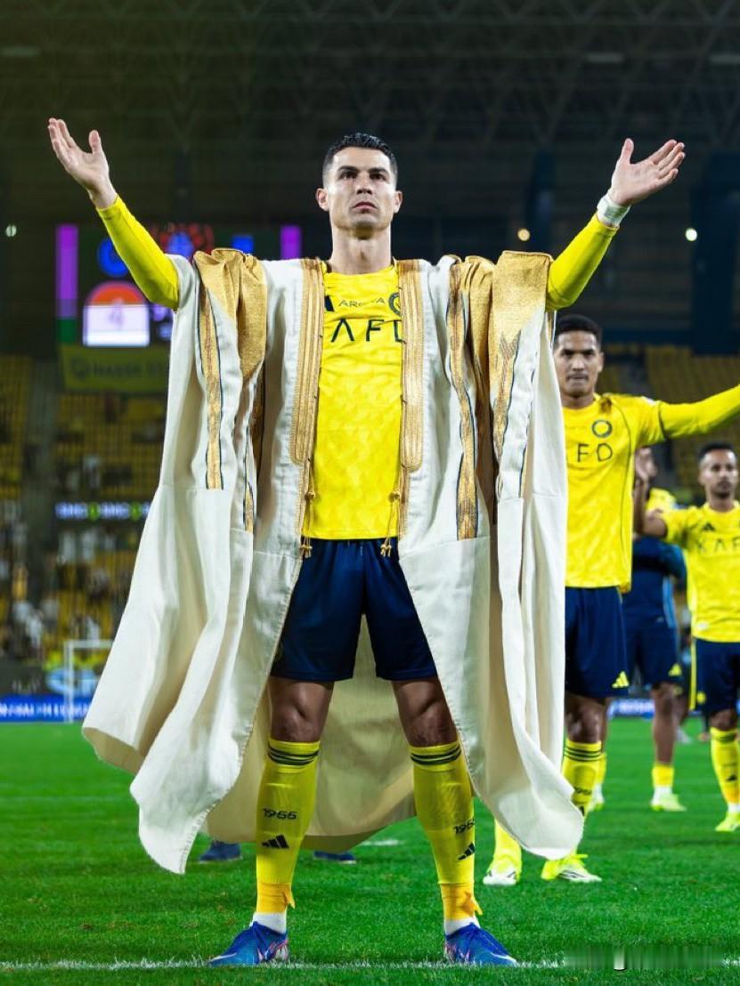 C罗昨天晚上赢得比赛后身穿的是什么衣服？是的，如果你想知道C罗在沙特职业联赛