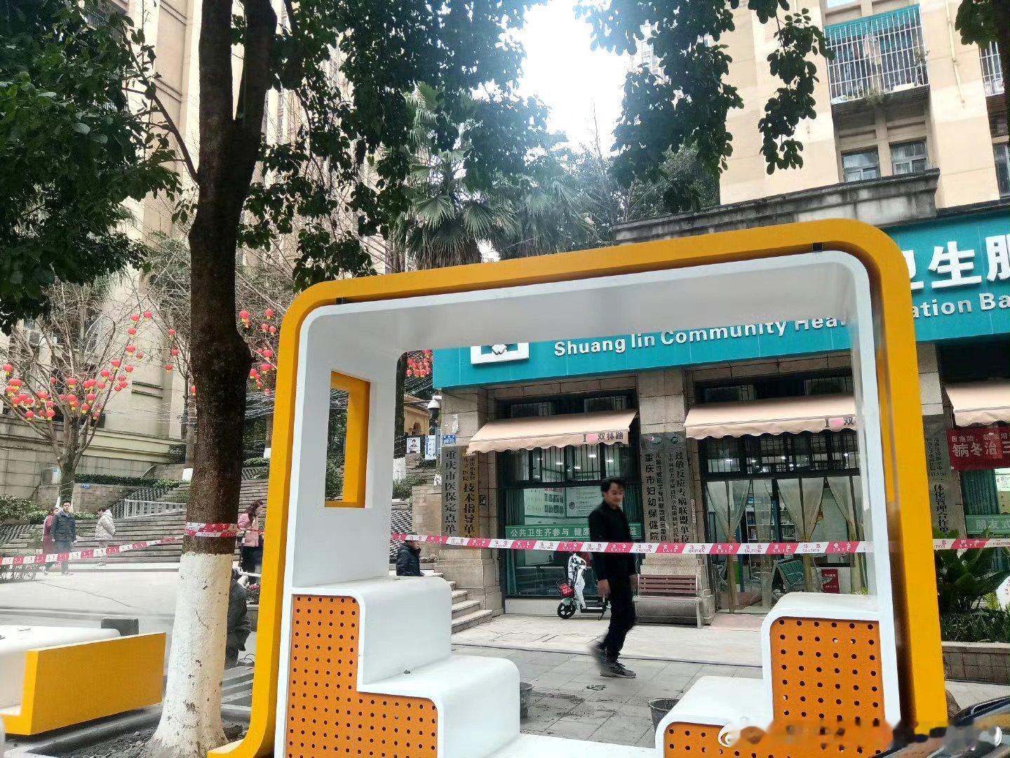 重庆大渡口双林社区，大渡口城管局和八桥镇政府，毁灭绿化隔离带，安装大型钢架结构，丑出了天际，严重遮挡