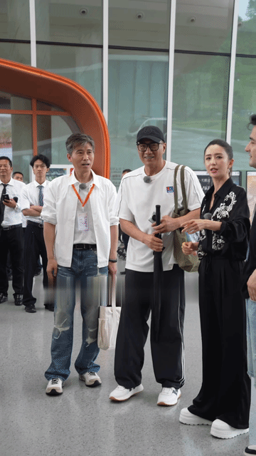 李乃文还是帅大叔，胡军却看起来像个小老头，他们才差了六岁而已！胡军怎么突然就这么