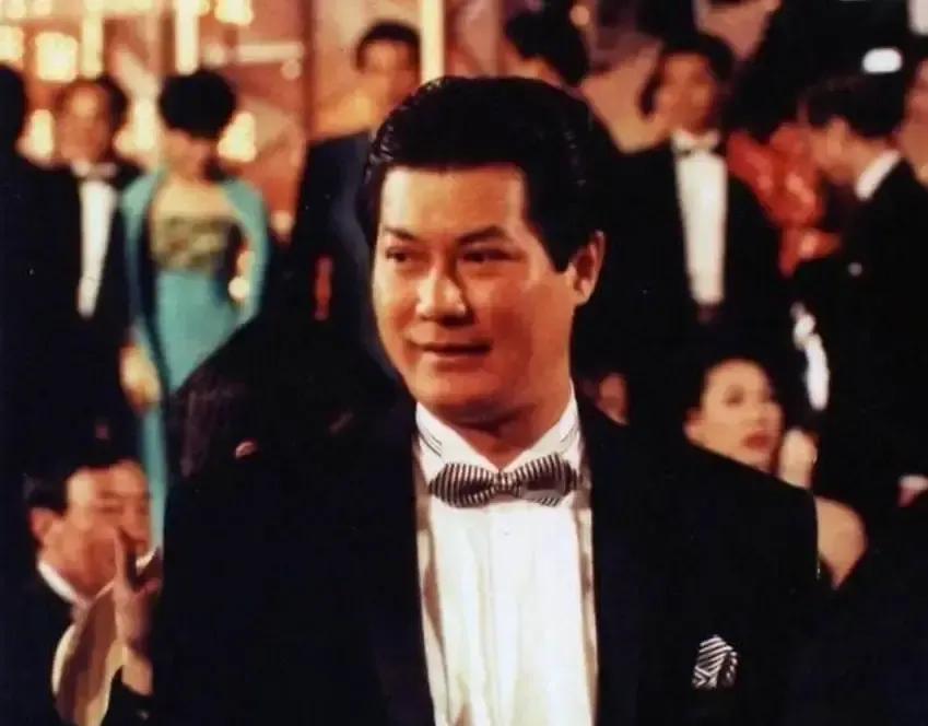 那年头，借个人，差点要动刀。邓光荣开了口，向华强摇了头。就为了一个周润发。