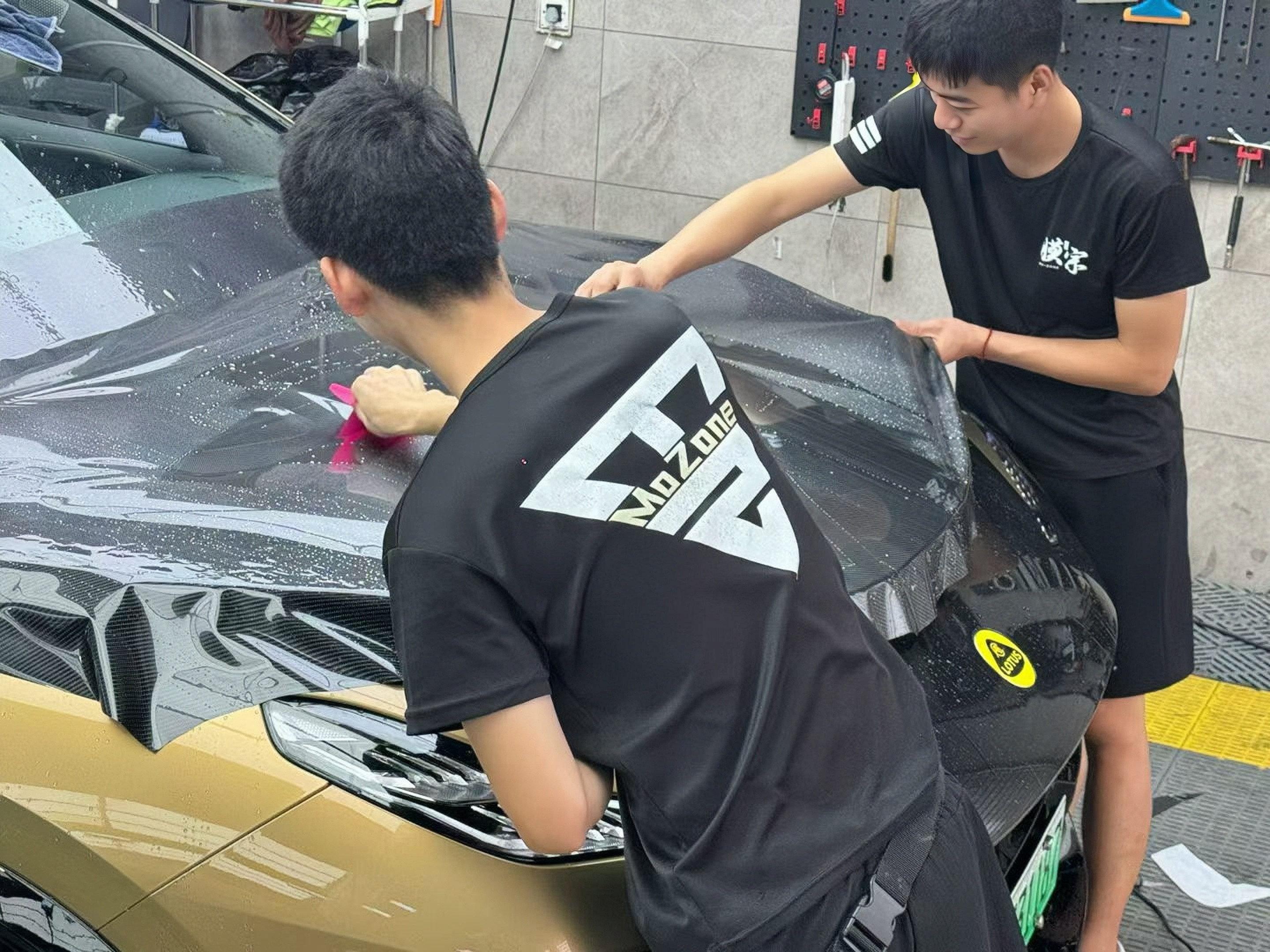 就你小子要跟几个大哥比是吧