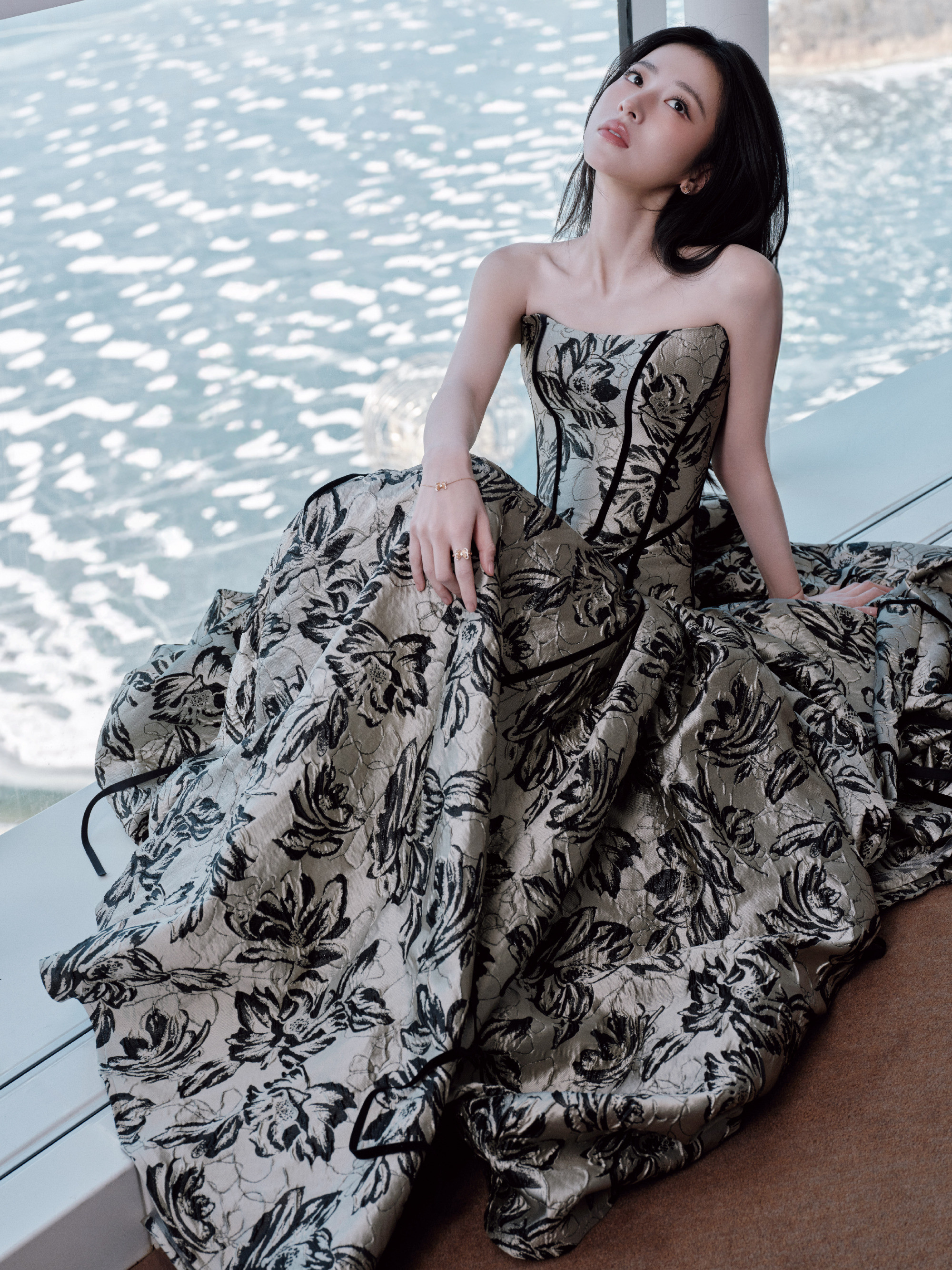 周雨彤繁花抹胸裙周雨彤这套很好看，期待今晚