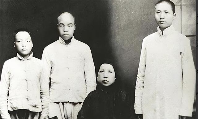 1965年曹耘山报考空军，拿到政审表格时，曹耘山睁大了双眼，在外公那一栏中赫然写