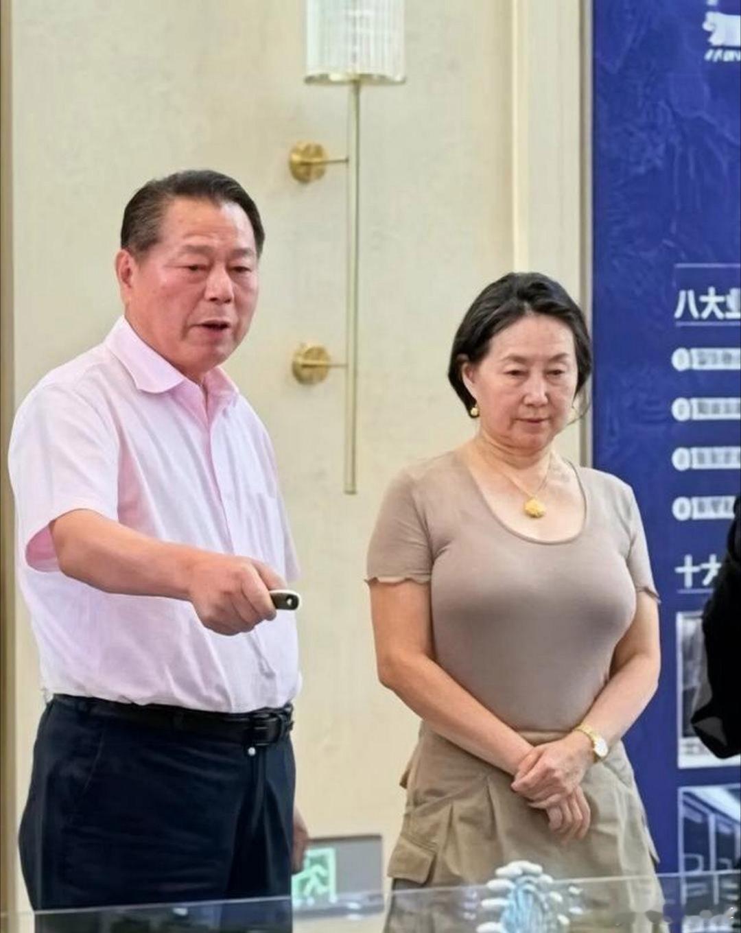 何超琼实在不行就退下来歇歇吧。主要是我实在看不下去了，你都64岁了，还在信德、美